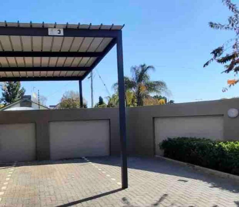Cozy & Peaceful Self Check-in, Near Menlyn Maine * Pretoria-Noord